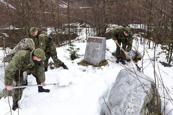 Расчистка памятника погибшим в ВОВ - Sputnik Аҧсны