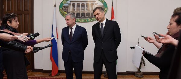 Президент Рауль Хаджимба и помощник президента РФ Владислав Сурков.Фото с места события. - Sputnik Абхазия