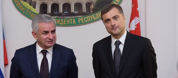 Президент Рауль Хаджимба и помощник президента РФ Владислав Сурков.Фото с места события. Президент Рауль Хаджимба и помощник президента РФ Владислав Сурков.Фото с места события. - Sputnik Абхазия