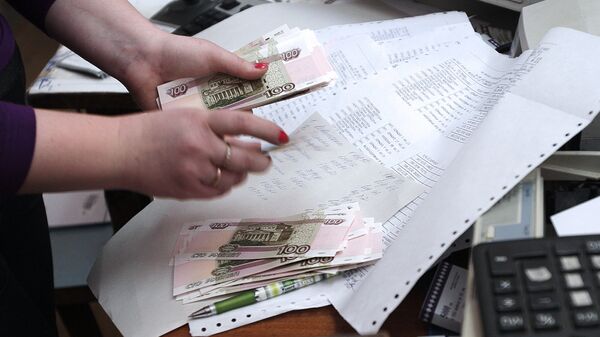 Сотрудница почтового отделения в Симферополе во время выдачи пенсии - Sputnik Абхазия