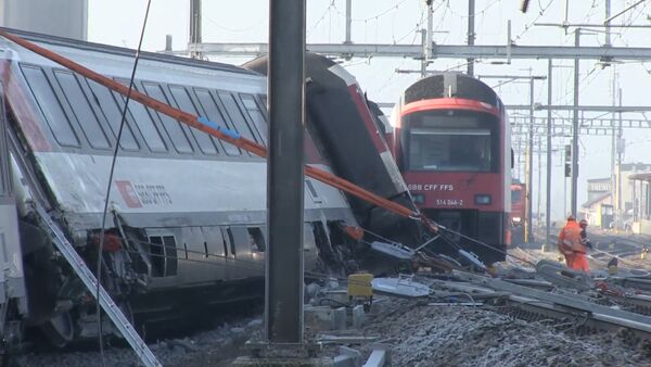 Два пассажирских поезда столкнулись в Швейцарии. Кадры с места ЧП - Sputnik Абхазия
