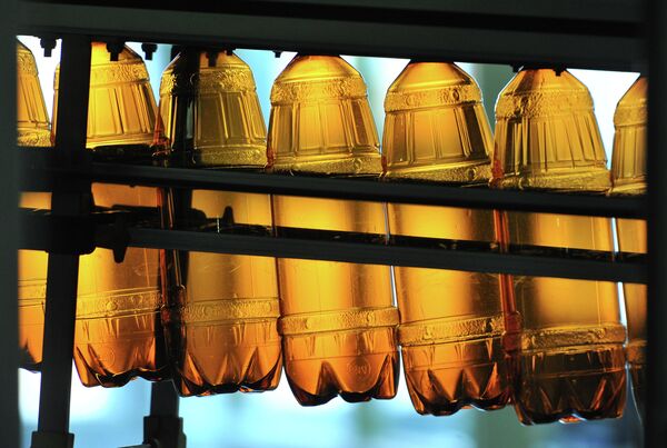 Пластиковые пивные бутылки на конвейере. Архивное фото. - Sputnik Абхазия