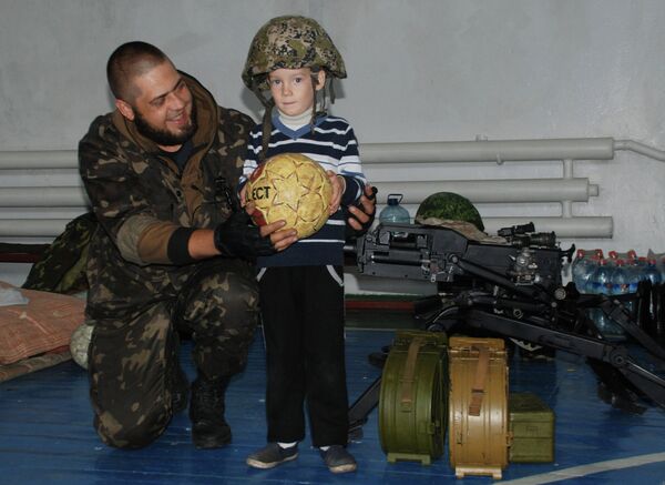 Ополченец ДНР с ребенком - Sputnik Абхазия