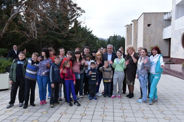 Рауль Хаджимба с детьми из ДНР - Sputnik Абхазия