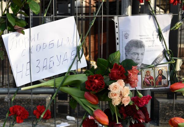 Люди приносят цветы и свечи к посольству РФ в Киеве в память о Б.Немцове - Sputnik Абхазия