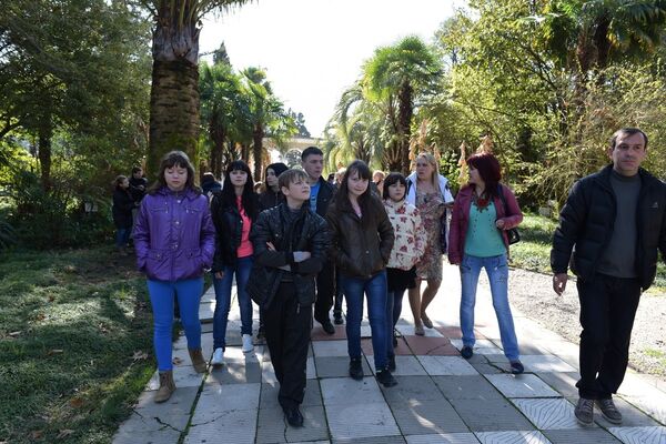 Дети из ДНР на экскурсии в  ботаническом саду Сухума. Фото с места события. - Sputnik Абхазия