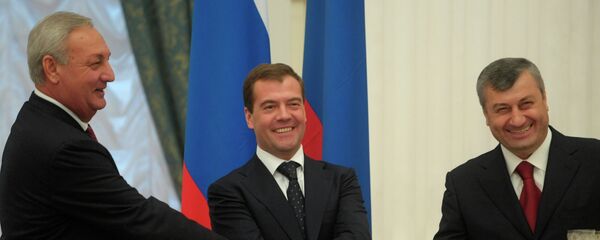 Президенты Абхазии, России и Южной Осетии Сергей Багапш, Дмитрий Медведев и Эдуард Кокойты (слева направо). Архивное фото. Президенты Абхазии, России и Южной Осетии Сергей Багапш, Дмитрий Медведев и Эдуард Кокойты (слева направо). Архивное фото. - Sputnik Абхазия