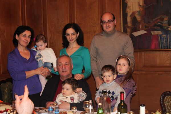 С.В. Багапш с семьей. Архивное фото. - Sputnik Абхазия