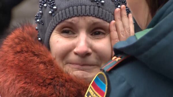 Родственники горняков приехали на шахту в Донецке, где произошел взрыв - Sputnik Абхазия