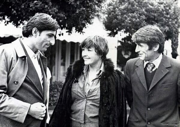 Поэт Таиф Аджба (справа) с поэтессой Беллой Ахмадулиной и писателем Виталием Амаршан. - Sputnik Абхазия