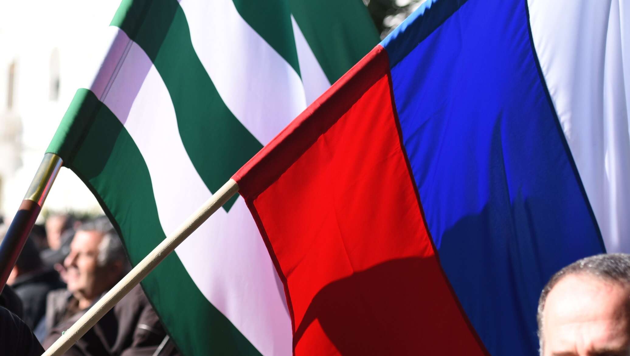Сообщение россия абхазия. Абхазия это Россия. Флаг России и Абхазии. Россия Абхазия Дружба. Российско-абхазское сотрудничество.