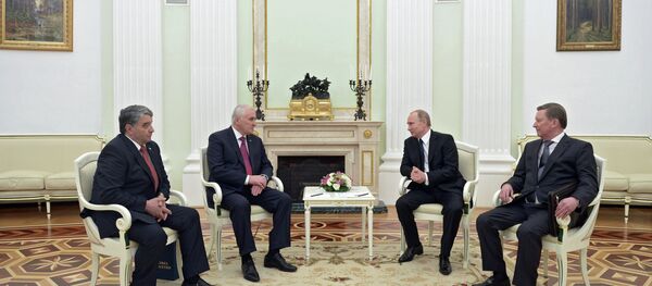 18 марта 2015. Президент России Владимир Путин и президент Республики Южная Осетия Леонид Тибилов (справа налево на дальнем плане) во время встречи в Кремле. 18 марта 2015. Президент России Владимир Путин и президент Республики Южная Осетия Леонид Тибилов (справа налево на дальнем плане) во время встречи в Кремле. - Sputnik Абхазия