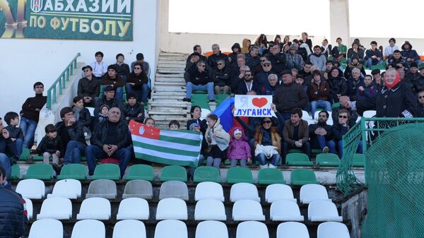 Болельщики на футбольном матче между сборными командами Абхазии и ЛНР. Фото с места события. - Sputnik Абхазия