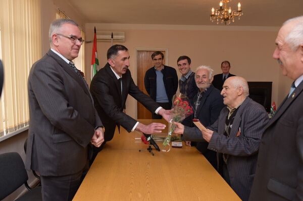 Ветеранов ВОВ Сухумского района наградили юбилейными медалями - Sputnik Абхазия
