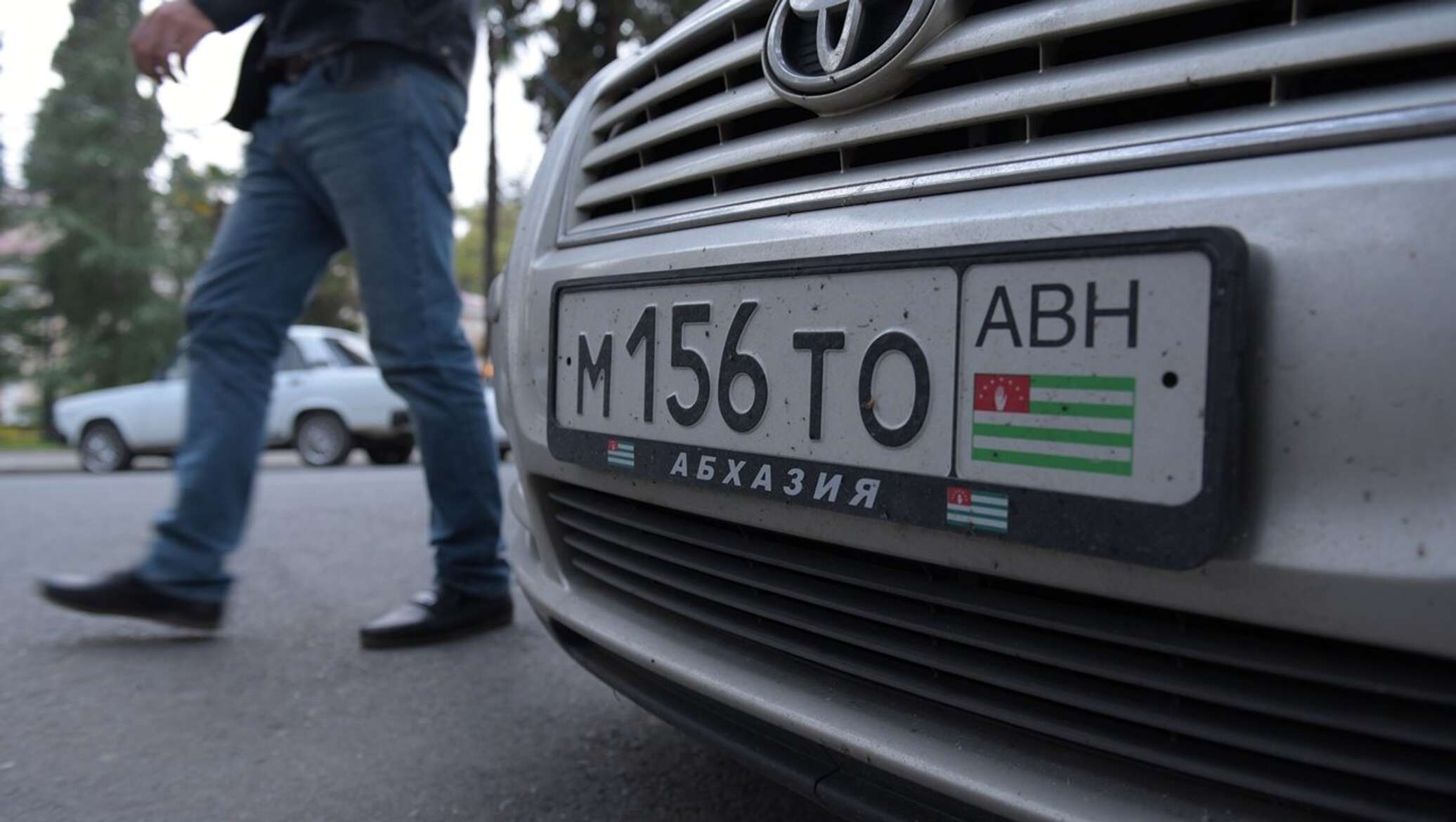 Можно ездить на абхазских номерах. Номера Абхазии автомобильные.