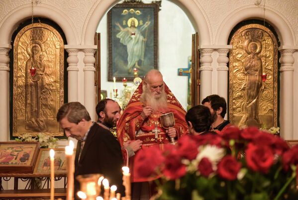 Пасхальное богослужение в Сухумском кафедральном соборе Благовещения Пресвятой Богородицы - Sputnik Абхазия