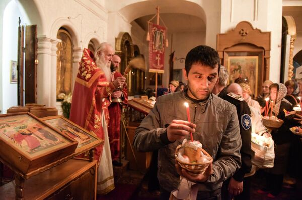 Пасхальное богослужение в Сухумском кафедральном соборе Благовещения Пресвятой Богородицы - Sputnik Абхазия