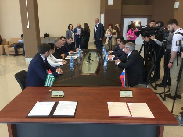 Подписание отраслевых соглашения между Абхазией и Россией в Сочи. Фото с места события. - Sputnik Абхазия