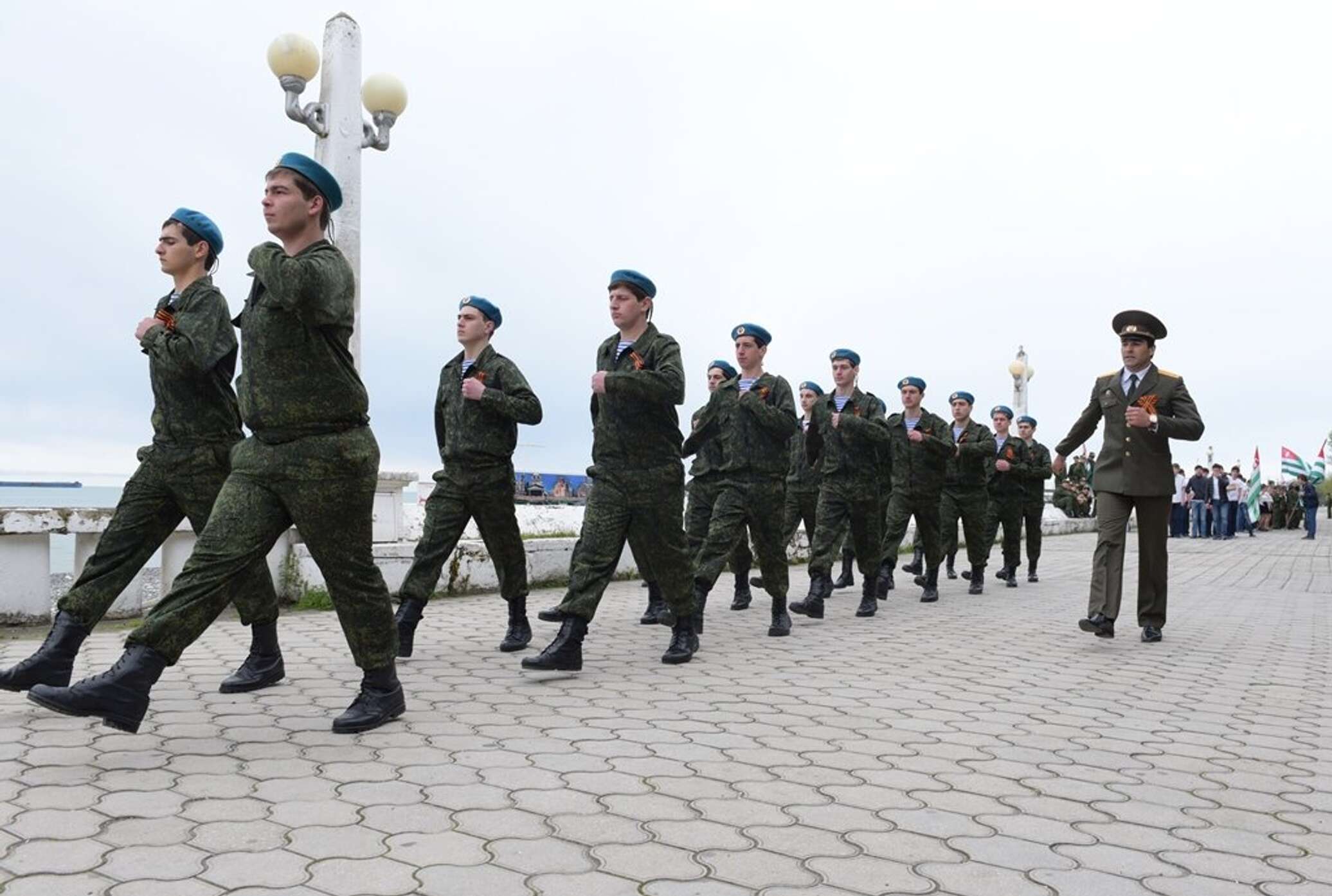 В начало строя. Строевая в армии. Строевая подготовка в армии. Строевые занятия в армии. Строевая подготовка солдат.