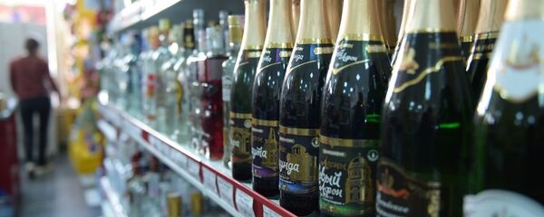 Алкогольная продукция на прилавке магазина. - Sputnik Абхазия