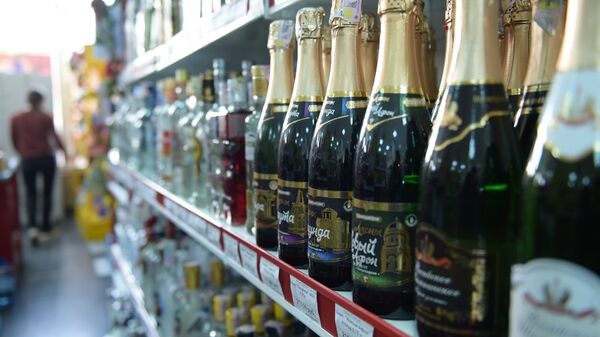 Алкогольная продукция на прилавке магазина. - Sputnik Абхазия