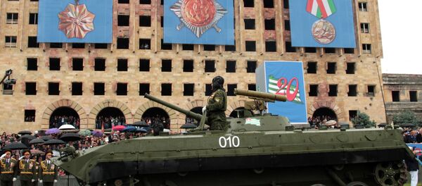 Парад в честь 20-летия Победы в Сухуме. Архивное фото. Парад в честь 20-летия Победы в Сухуме. Архивное фото. - Sputnik Абхазия