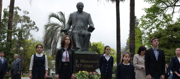 Возложение к памятнику Б.Шинкуба Возложение к памятнику Б.Шинкуба - Sputnik Абхазия
