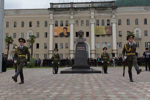 Первый памятник Владиславу Ардзинба открыт в Ткуарчале - Sputnik Абхазия