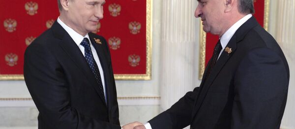 Президент России Владимир Путин и президент Абхазии Рауль Хаджимба. Архивное фото. Президент России Владимир Путин и президент Абхазии Рауль Хаджимба. Архивное фото. - Sputnik Абхазия