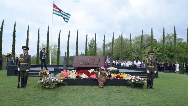 Церемония возложения цветов к мемориальному комплексу Ардзинба состоялась в Абхазии - Sputnik Абхазия