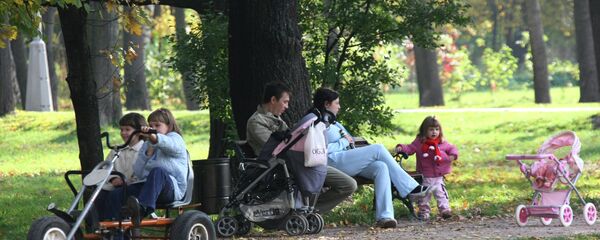 Родители с детьми гуляют в парке Родители с детьми гуляют в парке - Sputnik Абхазия