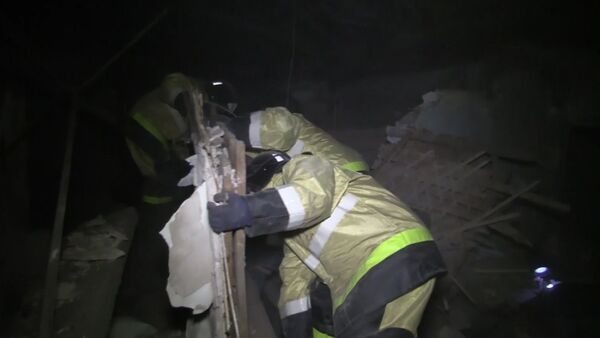 Пожарные разбирали завалы жилого дома после ночного обстрела в Донецке - Sputnik Абхазия
