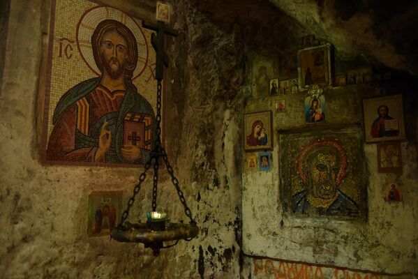 В келье сохранились мозаичные иконы Иисуса Христа и Симона Кананита, выложенные  русскими монахами Новоафонского монастыря в 1884 году. - Sputnik Абхазия