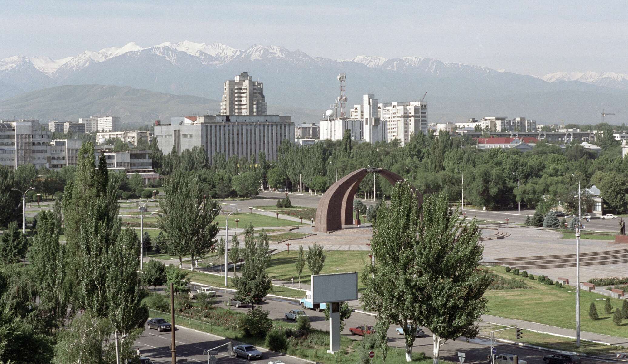 Город бишкек страна. Киргизия столица Бишкек. Фрунзе столица Киргизии. Бишкек 2022 город. Киргизия Бишкек панорама.