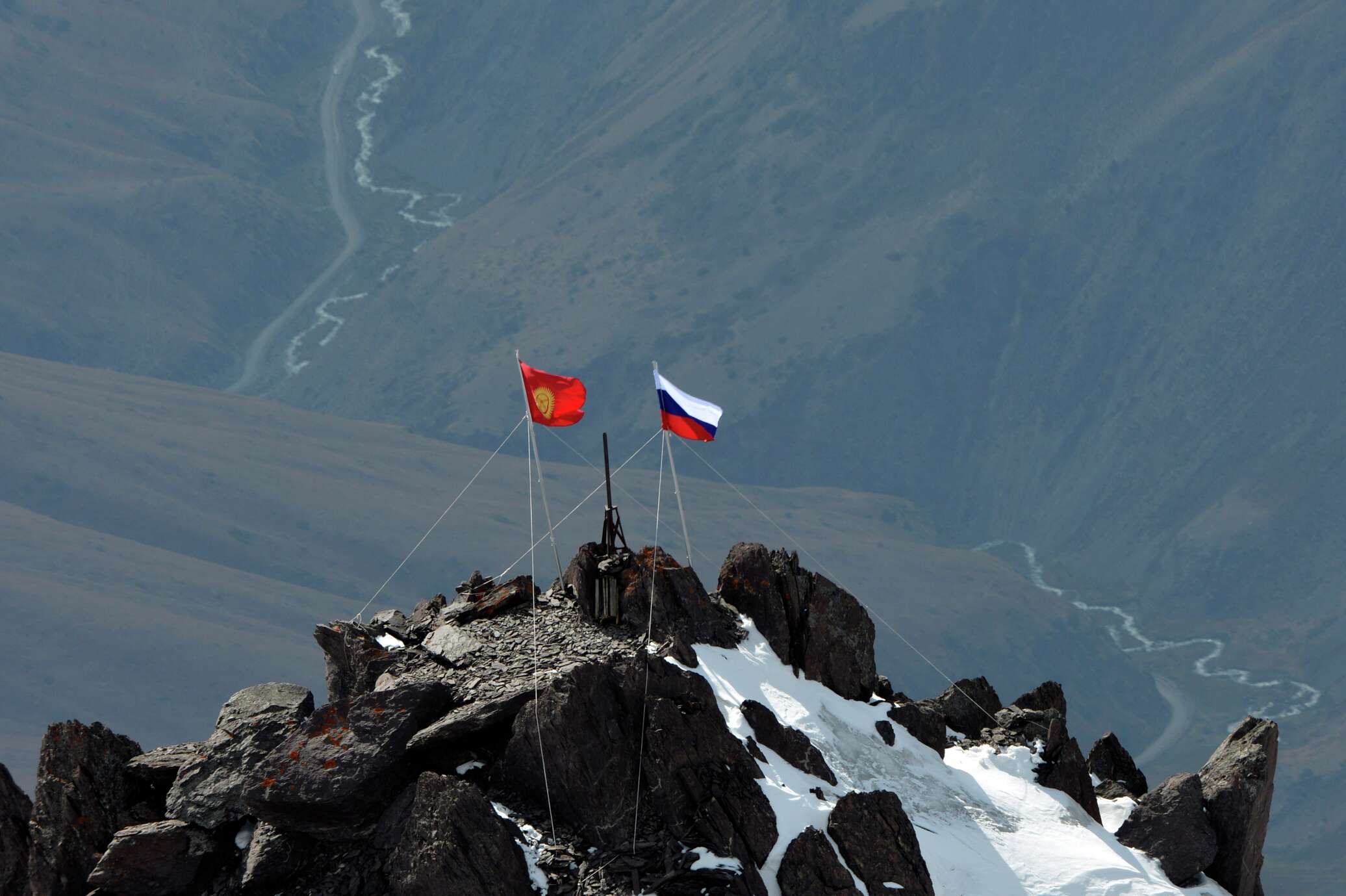 Флаг ссср на вершине кавказа. Пик Путина в Киргизии. Гора с флагом Киргизии. Бишкек флаг в горах. Флаг России и Киргизии.