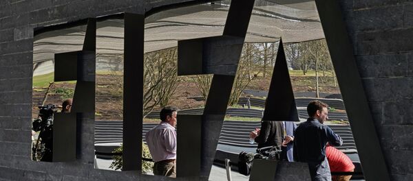 Логотип на стене штаб-квартиры FIFA в Цюрихе. Архивное фото. Логотип на стене штаб-квартиры FIFA в Цюрихе. Архивное фото. - Sputnik Абхазия