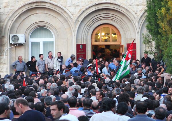 Митинг у здания администрации президента Абхазии. Архивное фото. - Sputnik Абхазия