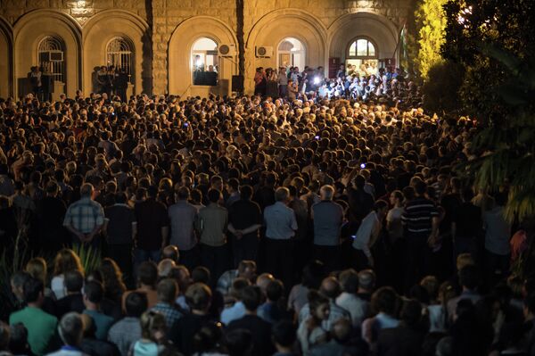 Люди, собравшиеся  у здания администрации президента Абхазии. Архивное фото. - Sputnik Абхазия