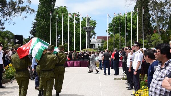Перезахоронение бойцов батальона Горец состоялось в Парке Славы - Sputnik Абхазия