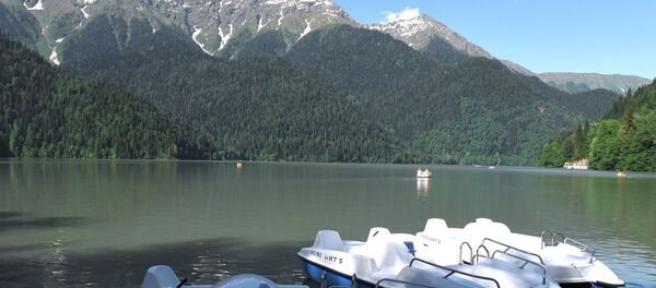 Катамараны на озере Рица. Катамараны на озере Рица. - Sputnik Абхазия