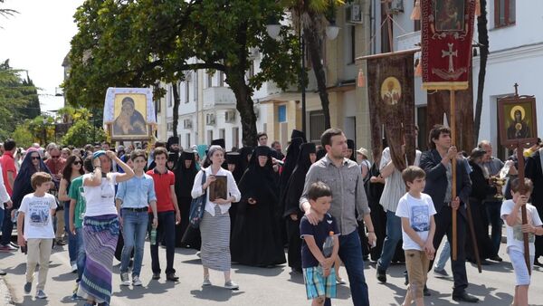 Крестный ход прошел по улицам Сухума - Sputnik Абхазия