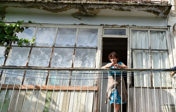 Жительница поселка Джантуха Жанна Квеквескири на балконе своей квартиры. - Sputnik Абхазия