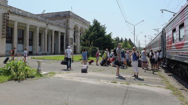 Туристы на перроне ж/д вокзала. Архивное фото - Sputnik Абхазия