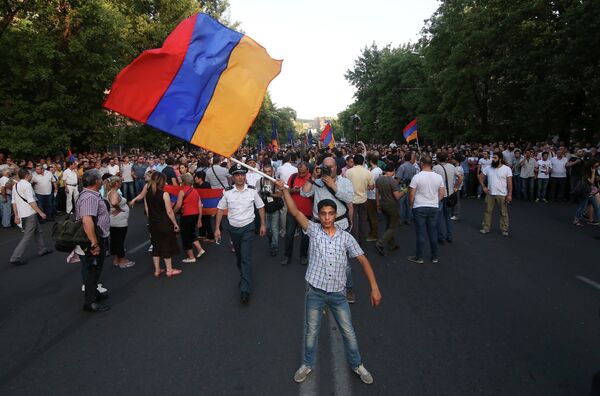 Акция протеста в столице Армении Ереване. 22 июня 2015. - Sputnik Абхазия