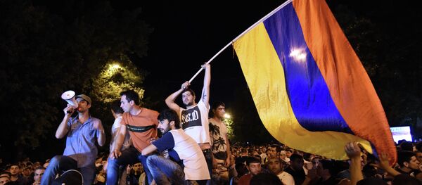 Акция протеста против повышения цен на электроэнергию в столице Ереване.23 июня 2015. - Sputnik Абхазия