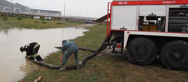 Спасатели с помощью пожарных насосов откачивали воду с затопленных улиц Сочи Спасатели с помощью пожарных насосов откачивали воду с затопленных улиц Сочи - Sputnik Абхазия