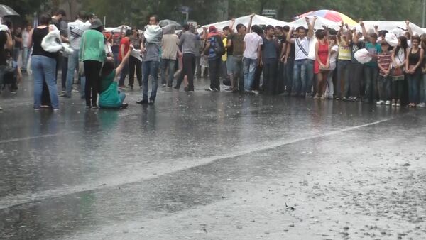 Митингующие ереванцы пели песни и танцевали под дождем во время протестов - Sputnik Абхазия