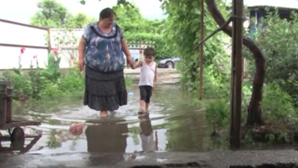 Вода подтопила дома и дворы. Кадры из Гячрыпше - Sputnik Абхазия