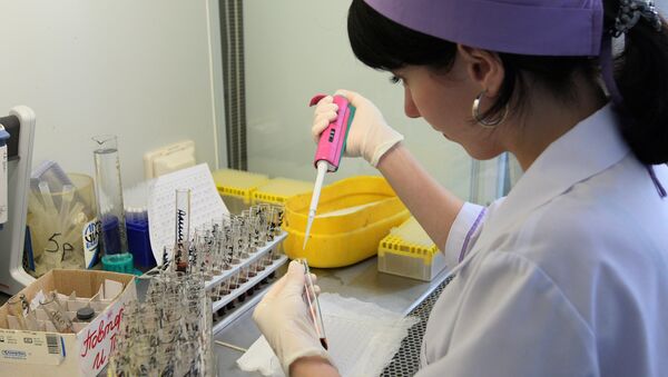 Лаборантка проводит анализ крови на ВИЧ-статус. Архивное фото. - Sputnik Абхазия