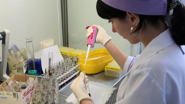 Лаборантка проводит анализ крови - Sputnik Абхазия